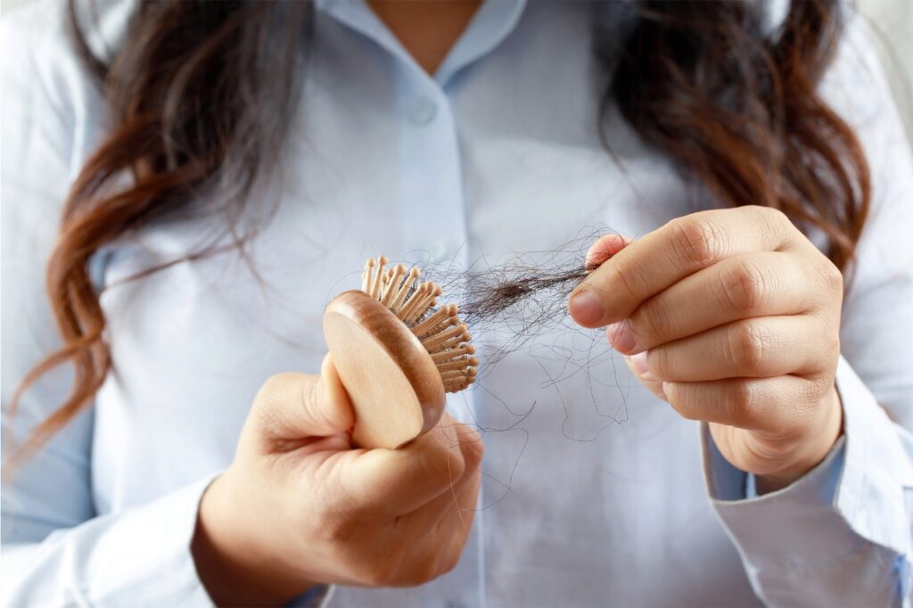 Com qual frequência você limpa sua escova de cabelos.